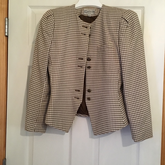 ATRIUM COLLECTION TAUPE & WHITE SUIT - SIZE 6/7 - Picture 1 of 4